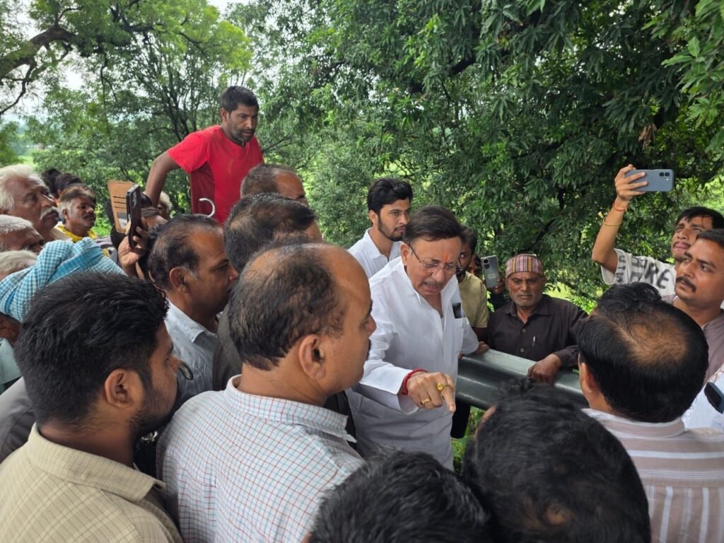 गोविंदगढ़ तालाब में रिसाव का विधायक राजेंद्र कुमार सिंह ने किया निरीक्षण, मौके पर कराया सीपेज का त्वरित समाधान | New India Times