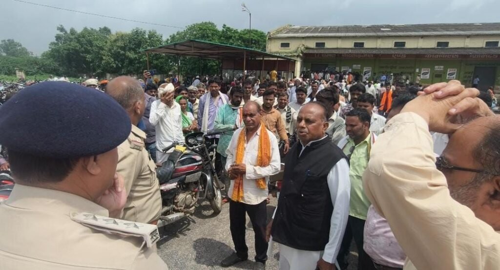 मेघनगर में यूरिया खाद की किल्लत पर सड़कों पर उतरे किसान, किया चक्काजाम 2 मेघनगर में यूरिया खाद की किल्लत पर सड़कों पर उतरे किसान, किया चक्काजाम | New India Times