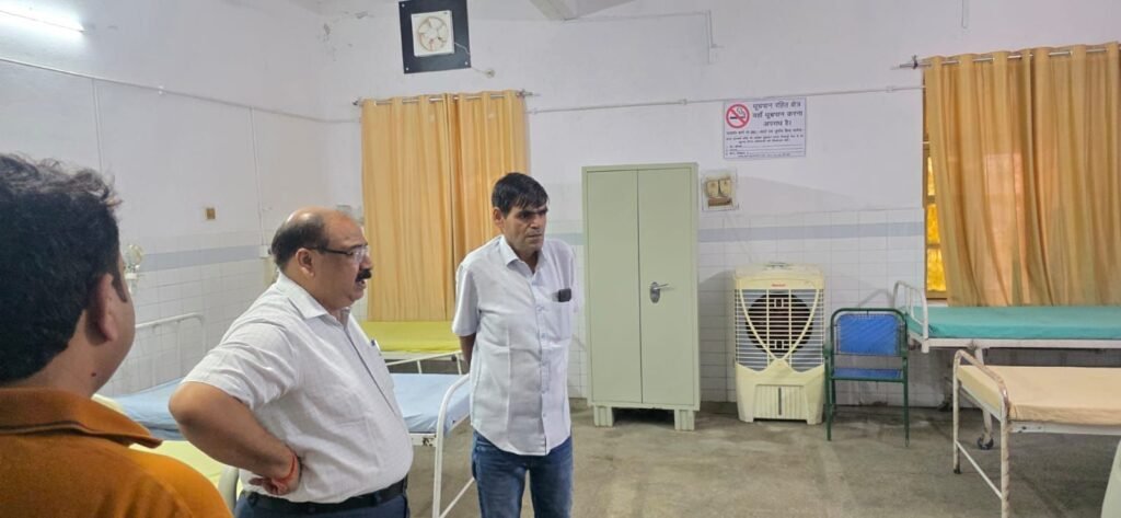सीएमओ ने सीएचसी पलिया का किया औचक निरीक्षण, बाढ़ से निपटने को दवाओं का पर्याप्त स्टॉक रखने के निर्देश 3 सीएमओ ने सीएचसी पलिया का किया औचक निरीक्षण, बाढ़ से निपटने को दवाओं का पर्याप्त स्टॉक रखने के निर्देश | New India Times