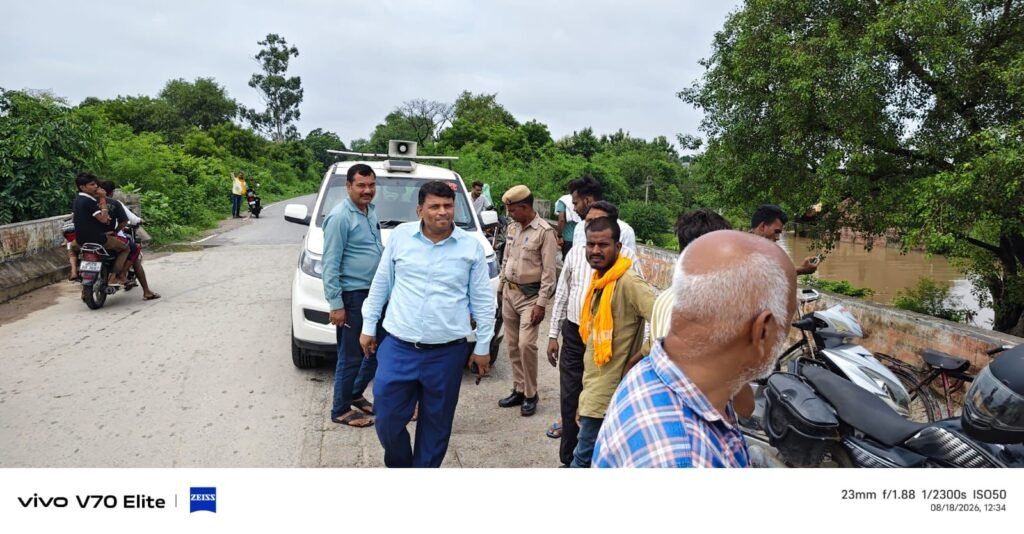 यमुना के बढ़ते जलस्तर को लेकर तहसीलदार ने किया राजापुर- शिरोमपुर क्षेत्र का निरीक्षण 2 यमुना के बढ़ते जलस्तर को लेकर तहसीलदार ने किया राजापुर- शिरोमपुर क्षेत्र का निरीक्षण | New India Times