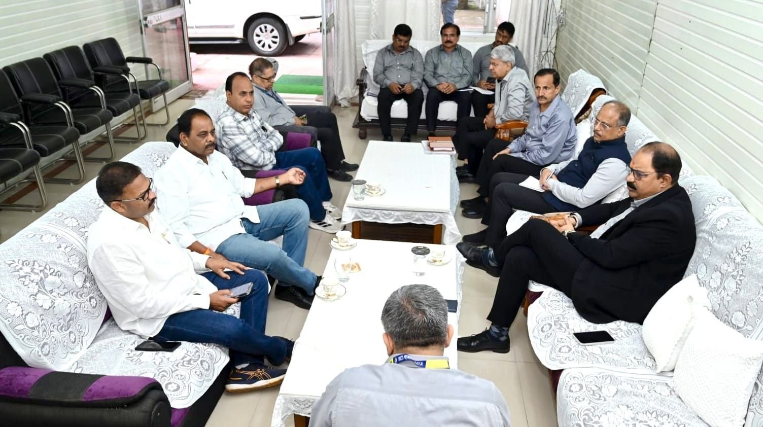 पेंच-कन्हान की समस्याओं को लेकर CMD से मिले विधायक, मांग-पत्र सौंपकर शीघ्र निराकरण की मांग | New India Times
