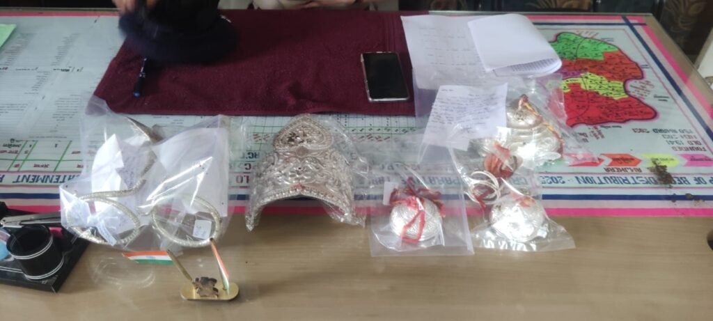 नानादेवी मंदिर चोरी का पुलिस ने किया खुलासा, तीन आरोपी गिरफ्तार; 2.30 लाख का चांदी का सामान बरामद 2 नानादेवी मंदिर चोरी का पुलिस ने किया खुलासा, तीन आरोपी गिरफ्तार; 2.30 लाख का चांदी का सामान बरामद | New India Times