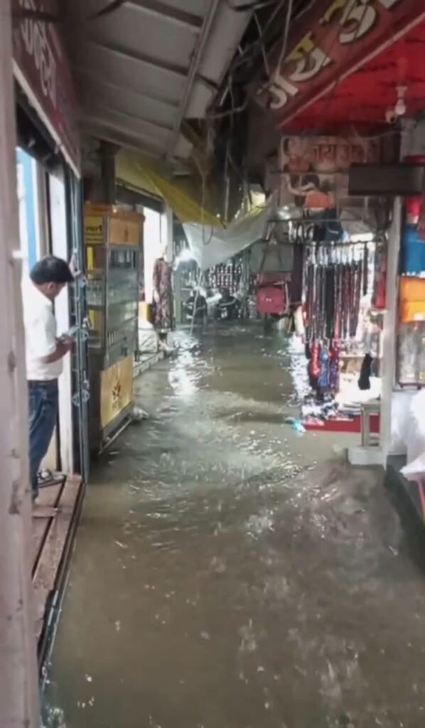 मूसलाधार बारिश से चुनार शहर जलमग्न, सड़कों पर घुटनों तक पानी; यातायात प्रभावित 3 मूसलाधार बारिश से चुनार शहर जलमग्न, सड़कों पर घुटनों तक पानी; यातायात प्रभावित | New India Times