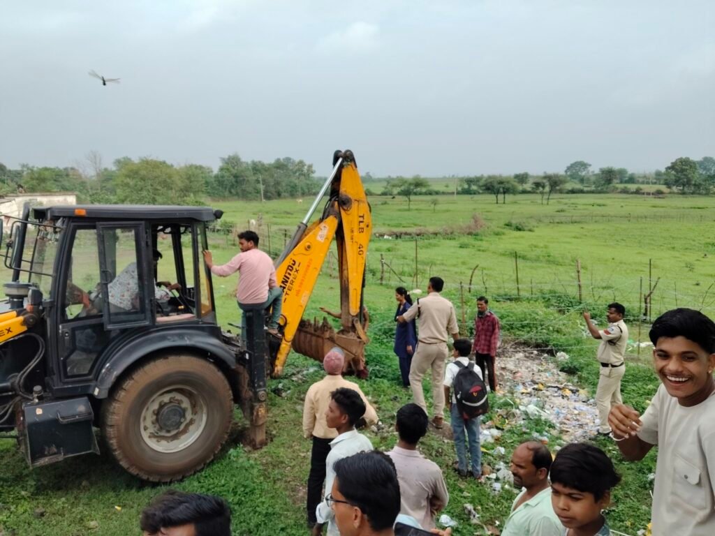 स्कूल भवन निर्माण एवं खेल मैदान से अतिक्रमण हटाने की मांग को लेकर छात्रों ने किया हाईवे जाम 2 स्कूल भवन निर्माण एवं खेल मैदान से अतिक्रमण हटाने की मांग को लेकर छात्रों ने किया हाईवे जाम | New India Times