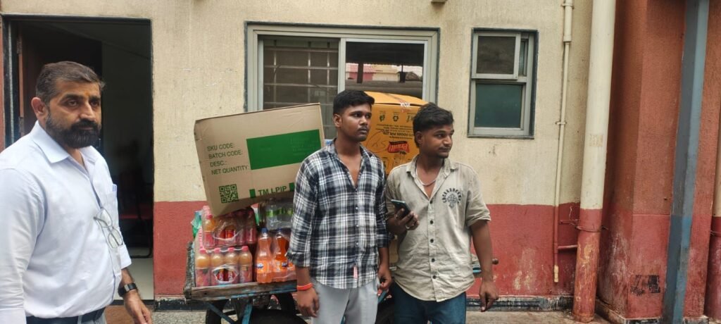 ट्रेनों में अनाधिकृत रूप से खाद्य सामग्री बेचने वाले 47 वेंडरों पर हुई कार्यवाही 4 ट्रेनों में अनाधिकृत रूप से खाद्य सामग्री बेचने वाले 47 वेंडरों पर हुई कार्यवाही | New India Times
