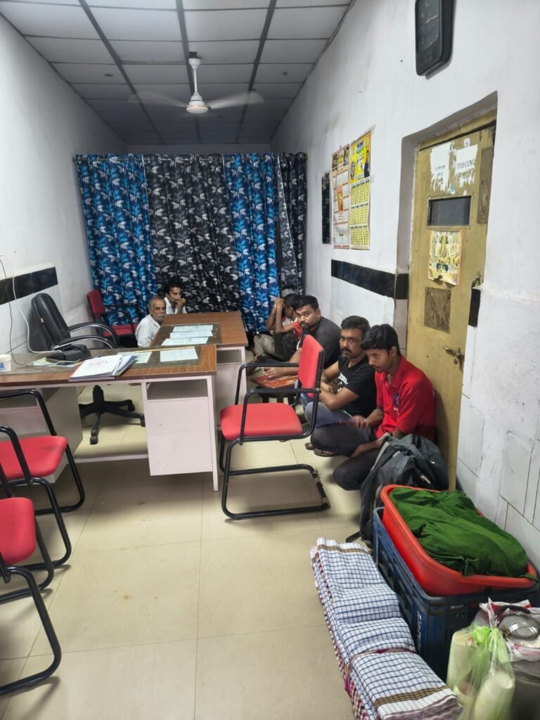 ट्रेनों में अनाधिकृत रूप से खाद्य सामग्री बेचने वाले 47 वेंडरों पर हुई कार्यवाही 2 ट्रेनों में अनाधिकृत रूप से खाद्य सामग्री बेचने वाले 47 वेंडरों पर हुई कार्यवाही | New India Times