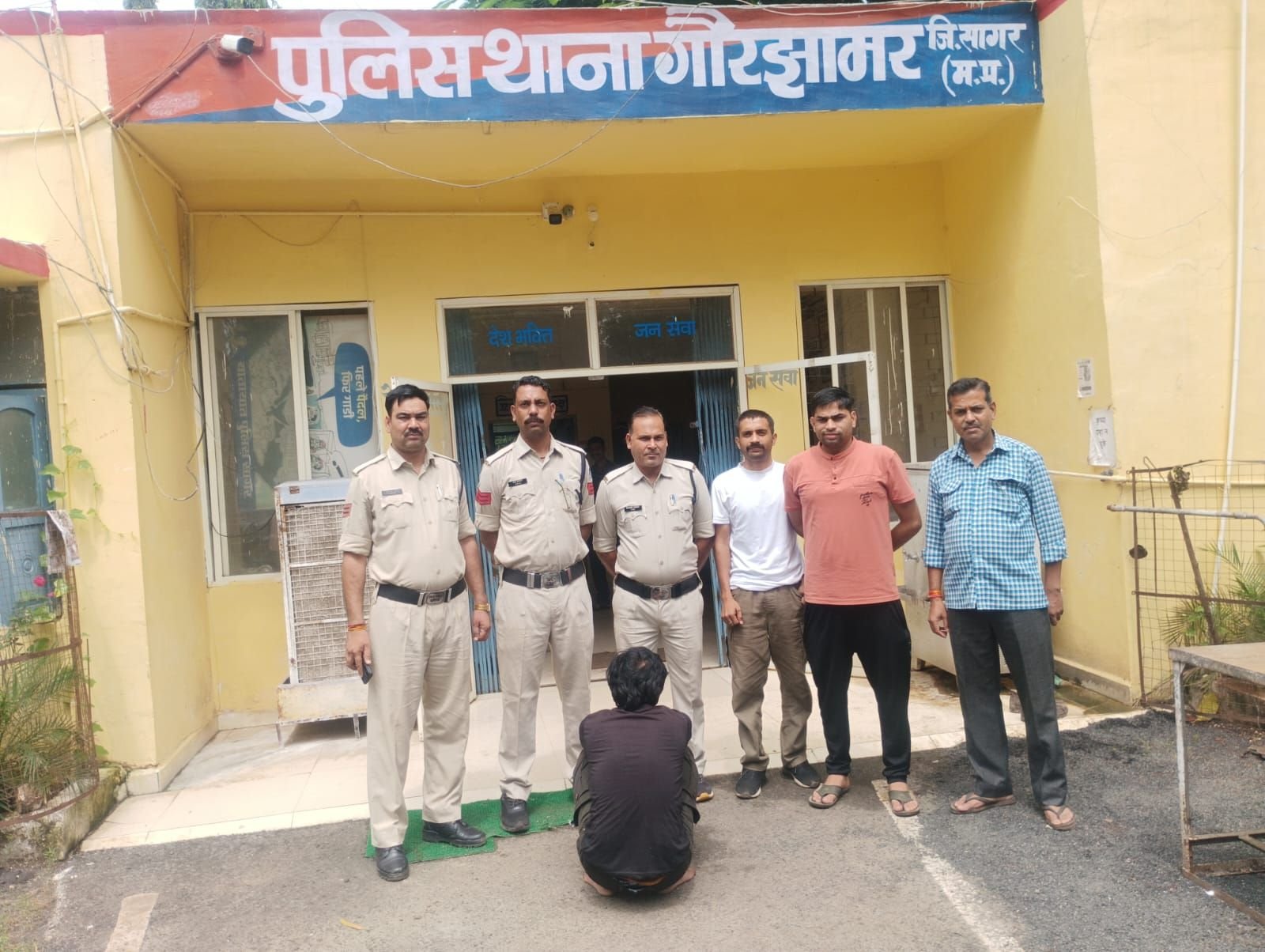 पांच साल से फरार स्थाई वारंटी को गौरझामर पुलिस ने दमोह से किया गिरफ्तार 1 पांच साल से फरार स्थाई वारंटी को गौरझामर पुलिस ने दमोह से किया गिरफ्तार | New India Times