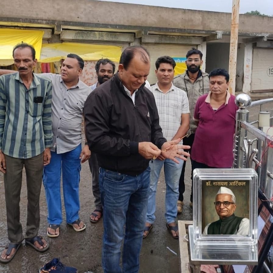 दमुआ इंदिरा चौक पर डॉ. नारायण सुब्बाराव हार्दिकर की पुण्यतिथि पर अर्पित किए श्रद्धासुमन 2 दमुआ इंदिरा चौक पर डॉ. नारायण सुब्बाराव हार्दिकर की पुण्यतिथि पर अर्पित किए श्रद्धासुमन | New India Times