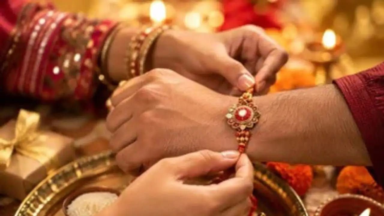 रक्षाबंधन पर सजीं भाइयों की कलाइयां, बाजारों में छाई रौनक | New India Times