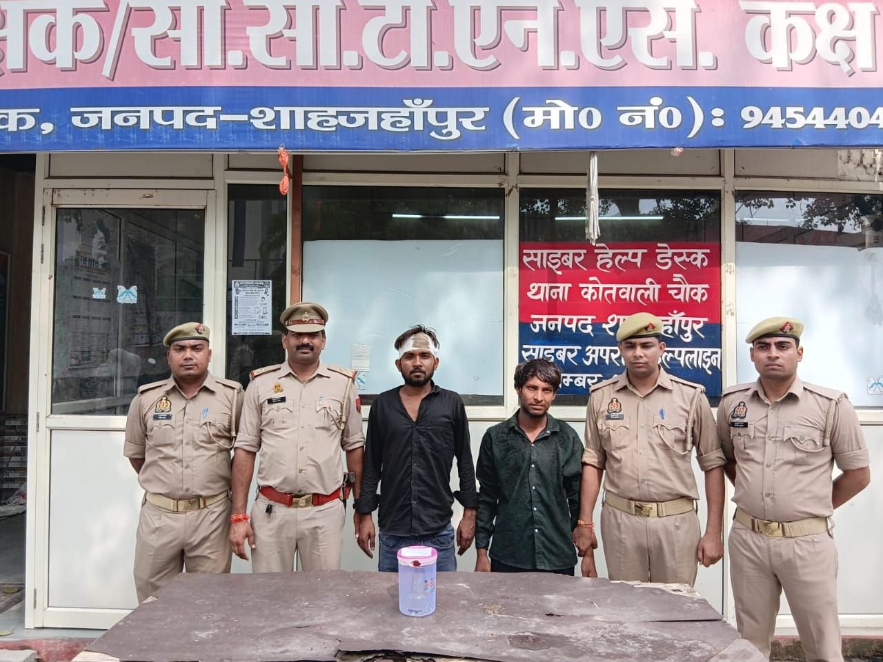 हिस्ट्रीशीटर ने कांच की बोतल से पुलिस पर हमला करने का किया प्रयास, साथी समेत गिरफ्तार | New India Times