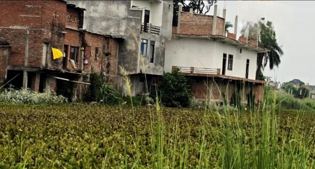 कब्रिस्तान और तालाब की जमीन पर अवैध निर्माण के आरोप, कार्रवाई की उठी मांग 2 कब्रिस्तान और तालाब की जमीन पर अवैध निर्माण के आरोप, कार्रवाई की उठी मांग | New India Times
