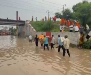 जलभराव ने खोली विकास के दावों की पोल, कमरभर पानी में अर्थी लेकर जाने को मजबूर हुए लोग