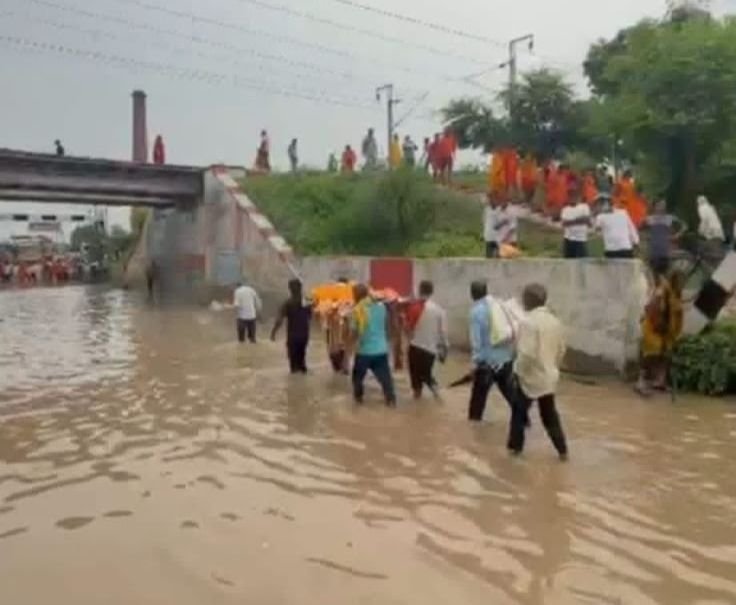 जलभराव ने खोली विकास के दावों की पोल, कमरभर पानी में अर्थी लेकर जाने को मजबूर हुए लोग | New India Times