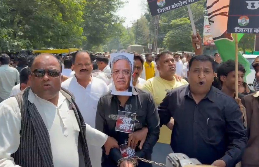 ‘वोट चोरी’ के आरोपों से गरमाई सियासत, ज्ञानेश कुमार के खिलाफ भोपाल में सड़क पर उतरे कांग्रेसी 1 ‘वोट चोरी’ के आरोपों से गरमाई सियासत, ज्ञानेश कुमार के खिलाफ भोपाल में सड़क पर उतरे कांग्रेसी | New India Times