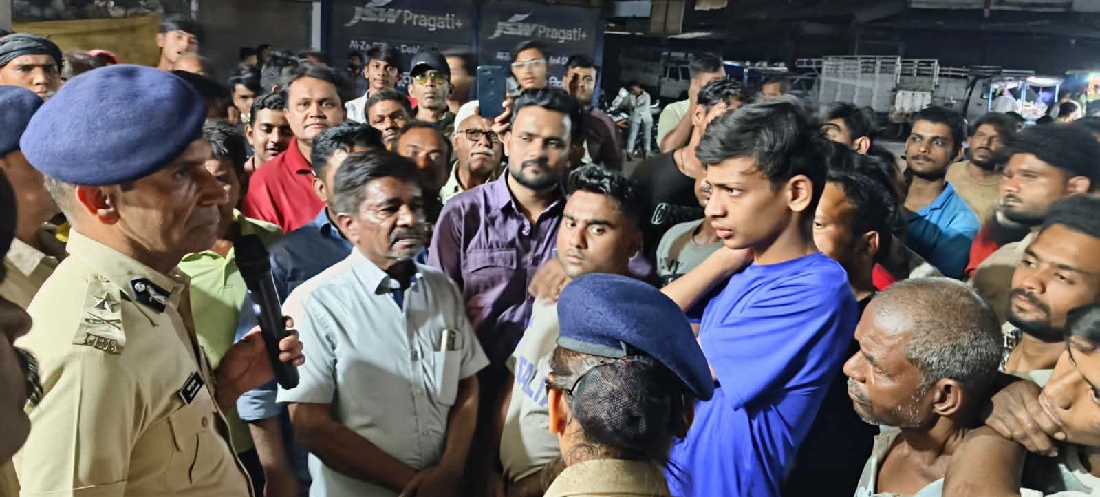 जनसंवाद में खुली न्यू कबाड़खाना की समस्याओं की तस्वीर, पुलिस आयुक्त ने त्वरित कार्रवाई के दिए निर्देश 1 जनसंवाद में खुली न्यू कबाड़खाना की समस्याओं की तस्वीर, पुलिस आयुक्त ने त्वरित कार्रवाई के दिए निर्देश | New India Times