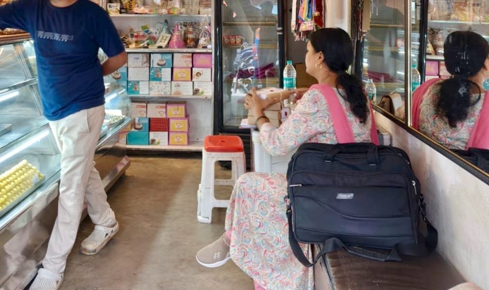 खराब मिठाई बदलने से इनकार, दुकानदार की दो टूक बात पर भड़का ग्राहक; CM हेल्पलाइन में शिकायत | New India Times