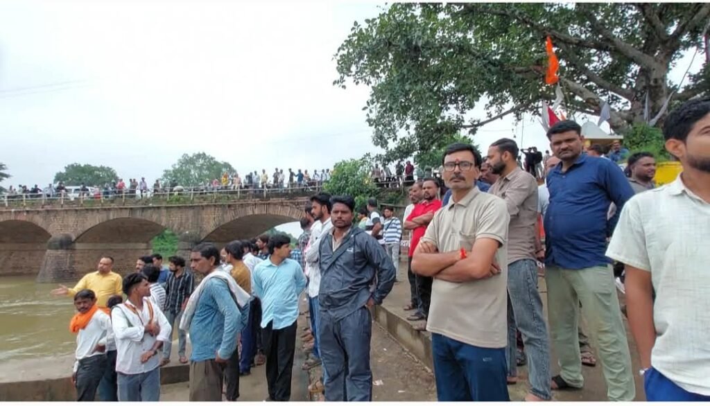 उफनती मिढासन नदी में युवक ने लगाई छलांग, मोबाइल पुल पर मिला; SDRF का रेस्क्यू अभियान जारी | New India Times