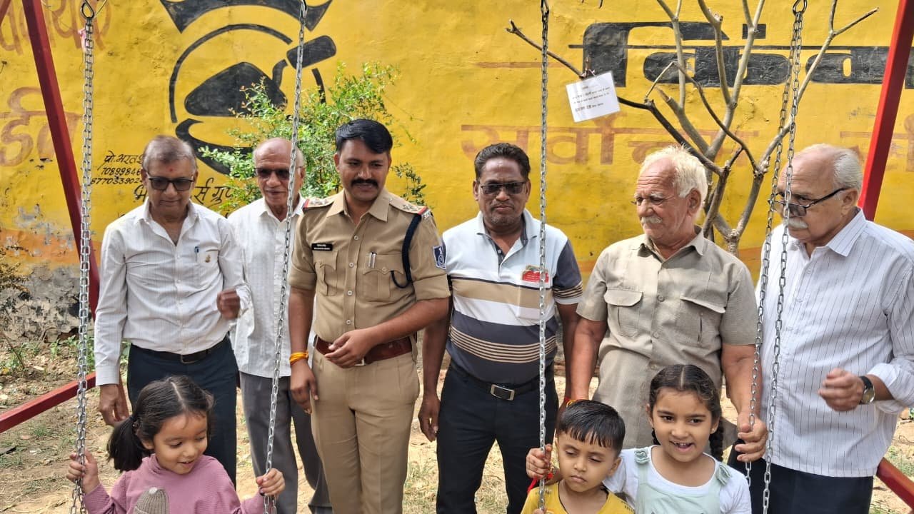 रोटरी क्लब अपना ने मनोरंजन के लिए झुले चकरी लगा कर बच्चों के खेलने के लिए सामग्री की दी सौगात | New India Times