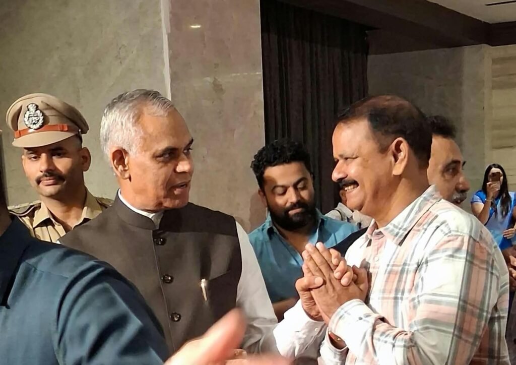 राज्यपाल आचार्य देवव्रत से मथुरा के वरिष्ठ पत्रकार की अहमदाबाद में मुलाकात, श्रीकृष्ण नगरी आने का दिया निमंत्रण | New India Times