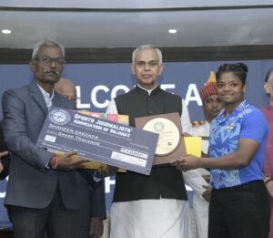 राज्यपाल आचार्य देवव्रत से मथुरा के वरिष्ठ पत्रकार की अहमदाबाद में मुलाकात, श्रीकृष्ण नगरी आने का दिया निमंत्रण