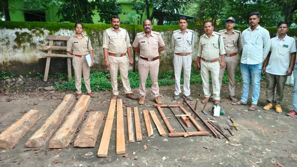 सुभाष वार्ड में अवैध सागौन चिरान का भंडाफोड़, 9 नग लकड़ी व औजार जब्त 1 सुभाष वार्ड में अवैध सागौन चिरान का भंडाफोड़, 9 नग लकड़ी व औजार जब्त | New India Times