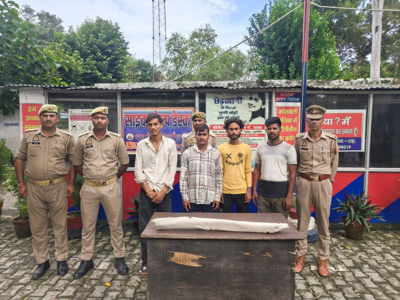 रास्ता रोककर मारपीट व फायरिंग के मामले में चार वांछित आरोपी गिरफ्तार 1 रास्ता रोककर मारपीट व फायरिंग के मामले में चार वांछित आरोपी गिरफ्तार | New India Times