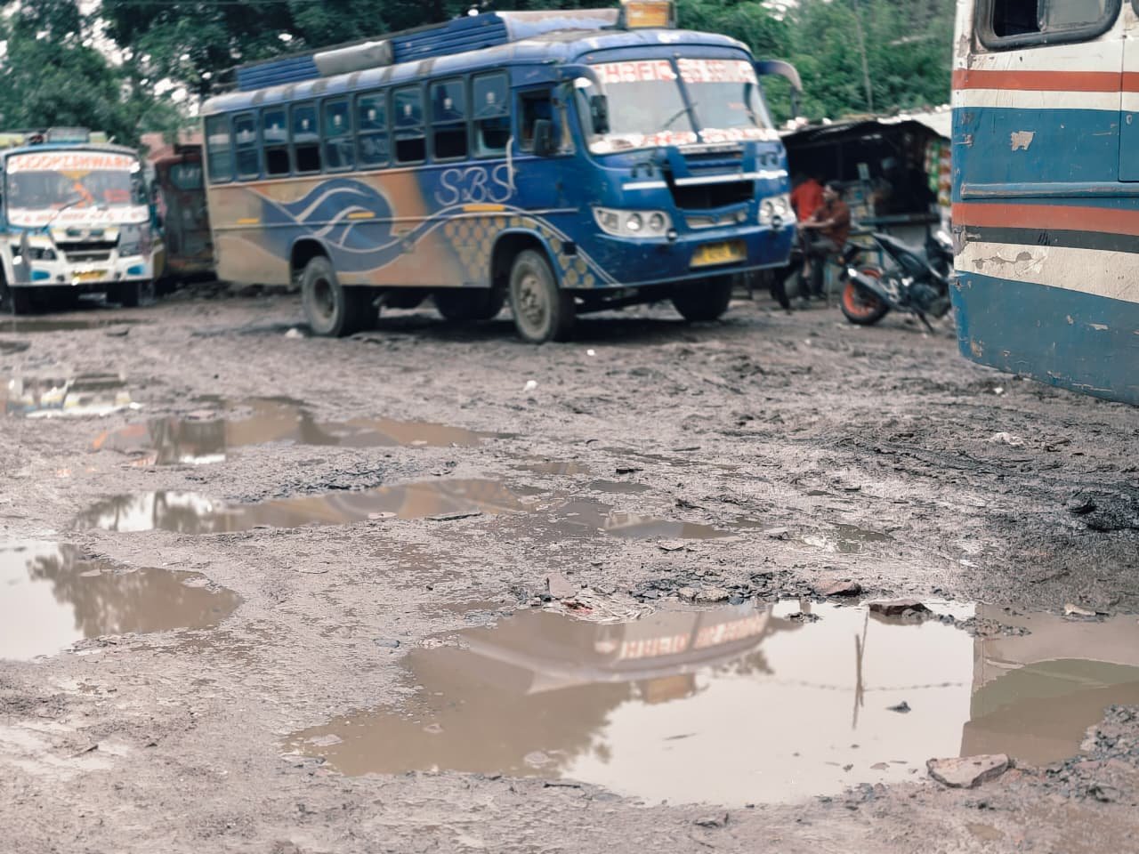 भोपाल के बेरसिया बस स्टैंड की बदहाली पर कांग्रेस ने उठाए सवाल, कीचड़ और गड्ढों से परेशान यात्री 1 भोपाल के बेरसिया बस स्टैंड की बदहाली पर कांग्रेस ने उठाए सवाल, कीचड़ और गड्ढों से परेशान यात्री | New India Times