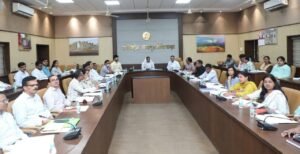 कलेक्टर ने राजस्व अधिकारियों की समीक्षा बैठक लेकर दिए सख्त निर्देश, लंबित नामांतरण-बंटवारा प्रकरणों के शीघ्र निराकरण पर जोर