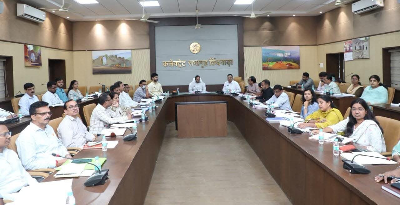 कलेक्टर ने राजस्व अधिकारियों की समीक्षा बैठक लेकर दिए सख्त निर्देश, लंबित नामांतरण-बंटवारा प्रकरणों के शीघ्र निराकरण पर जोर | New India Times