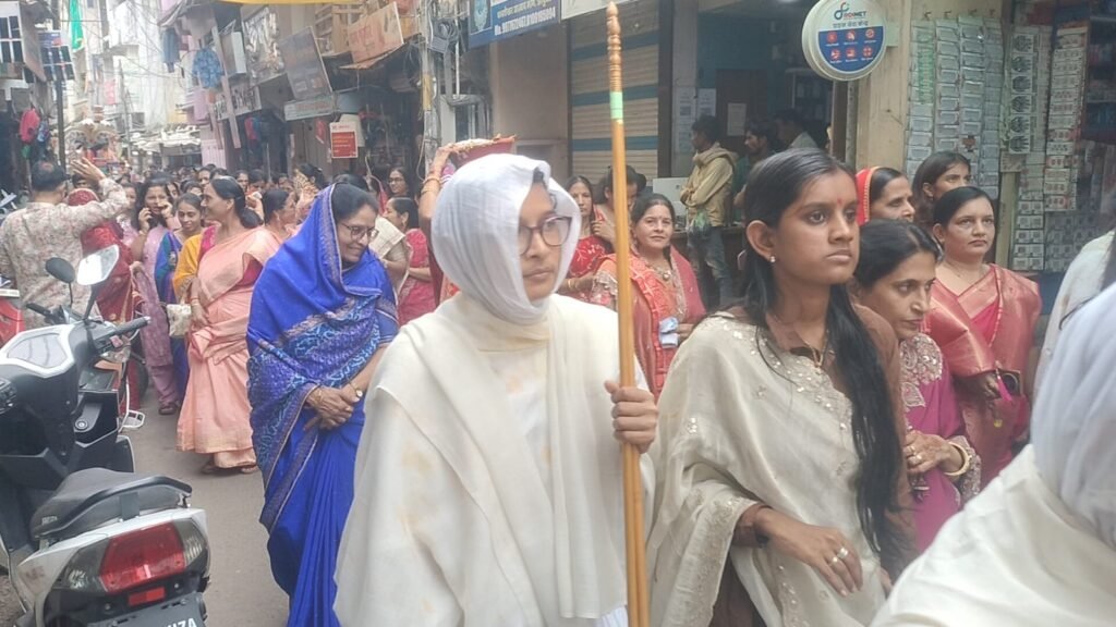 आदिनाथ भगवान की भव्य रथयात्रा के साथ निकली 36 दिवसीय गुरुपद तप के 47 तपस्वियों की विराट शोभायात्रा | New India Times