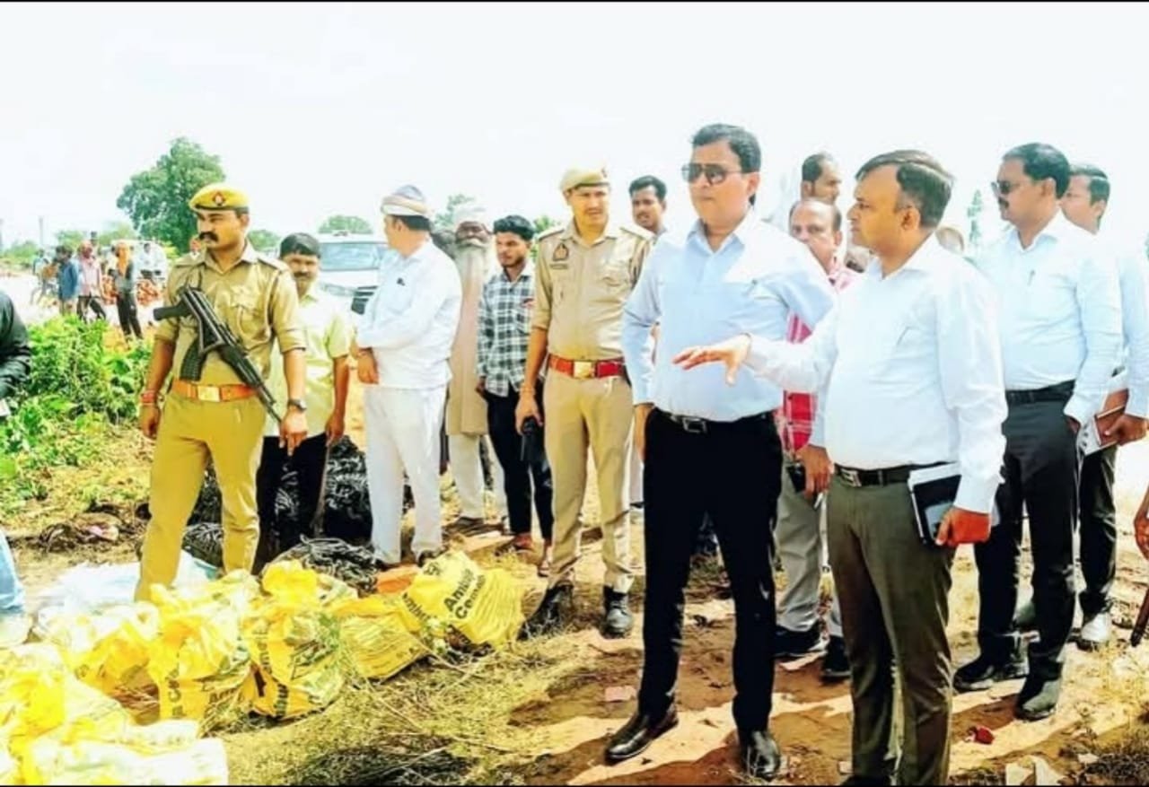 बढ़ते जलस्तर के बीच डीएम ने जसनगर पहुंचकर बाढ़ बचाव कार्यों का किया निरीक्षण, अधिकारियों को दिए सख्त निर्देश 1 बढ़ते जलस्तर के बीच डीएम ने जसनगर पहुंचकर बाढ़ बचाव कार्यों का किया निरीक्षण, अधिकारियों को दिए सख्त निर्देश | New India Times