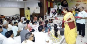 फूलों का तारों का सबका कहना है, एक हज़ारों में हमारी बहना है… गीत से गूंजा राजस्थानी भवन, रक्षाबंधन पर अर्चना दीदी के सम्मान में भावविभोर हुए साधक एवं भक्तजन