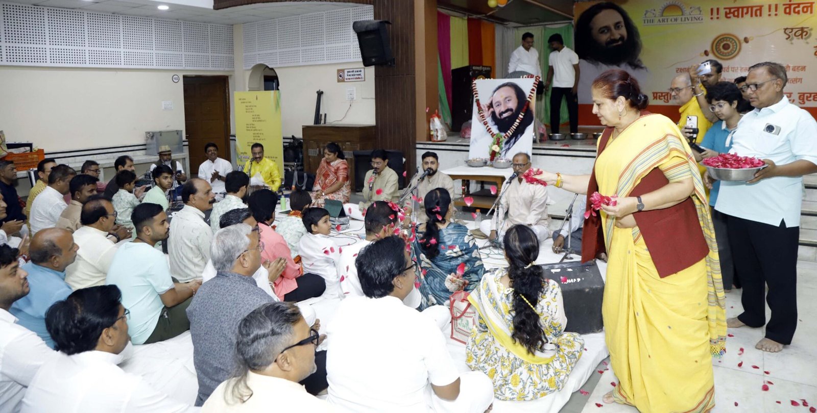 फूलों का तारों का सबका कहना है, एक हज़ारों में हमारी बहना है… गीत से गूंजा राजस्थानी भवन, रक्षाबंधन पर अर्चना दीदी के सम्मान में भावविभोर हुए साधक एवं भक्तजन 1 फूलों का तारों का सबका कहना है, एक हज़ारों में हमारी बहना है… गीत से गूंजा राजस्थानी भवन, रक्षाबंधन पर अर्चना दीदी के सम्मान में भावविभोर हुए साधक एवं भक्तजन | New India Times