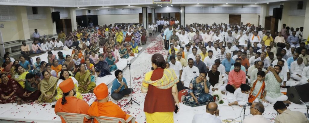 फूलों का तारों का सबका कहना है, एक हज़ारों में हमारी बहना है… गीत से गूंजा राजस्थानी भवन, रक्षाबंधन पर अर्चना दीदी के सम्मान में भावविभोर हुए साधक एवं भक्तजन 2 फूलों का तारों का सबका कहना है, एक हज़ारों में हमारी बहना है… गीत से गूंजा राजस्थानी भवन, रक्षाबंधन पर अर्चना दीदी के सम्मान में भावविभोर हुए साधक एवं भक्तजन | New India Times