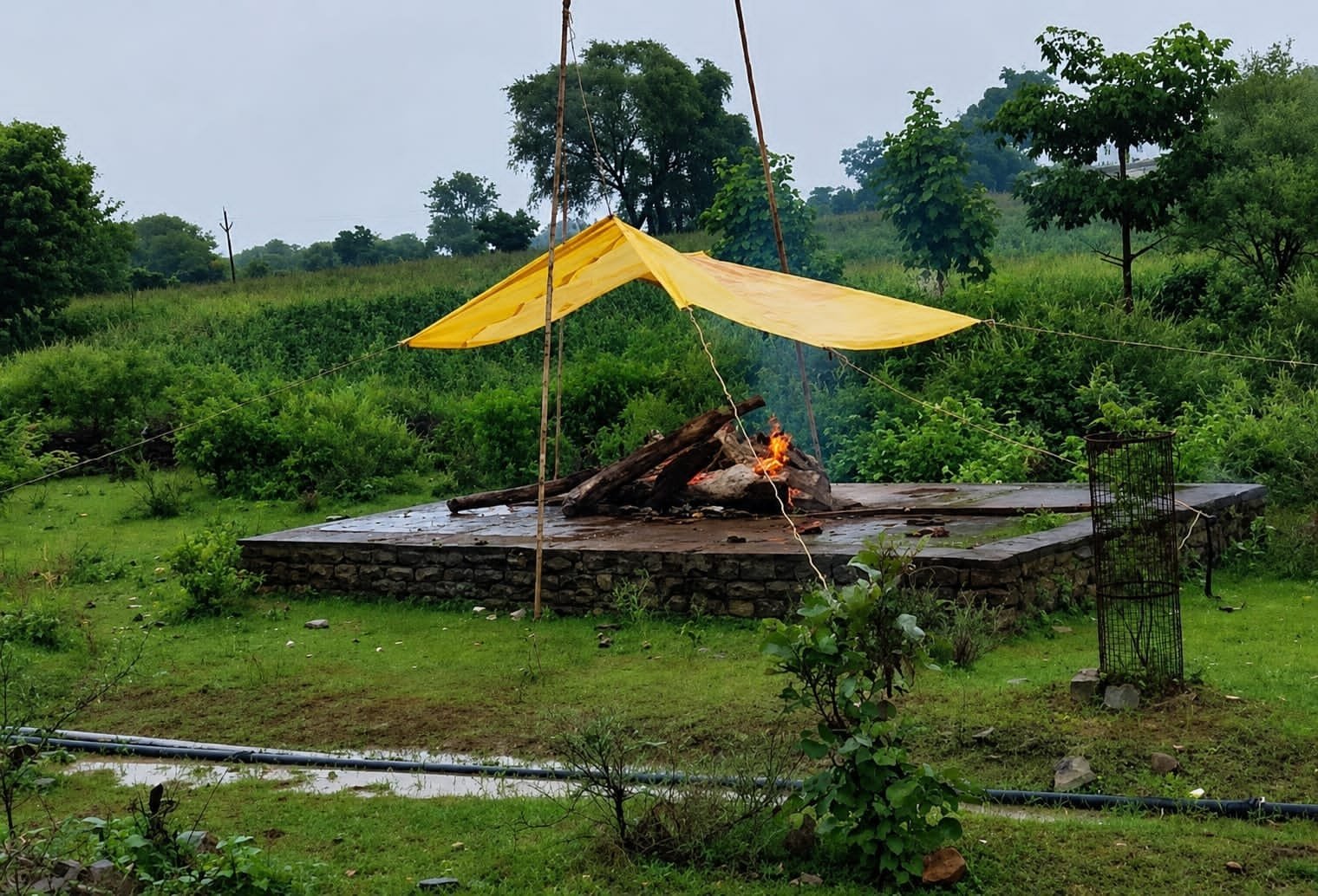 बारिश में तिरपाल के सहारे हुआ अंतिम संस्कार, मुक्तिधाम में टीन शेड नहीं होने से ग्रामीण परेशान 1 बारिश में तिरपाल के सहारे हुआ अंतिम संस्कार, मुक्तिधाम में टीन शेड नहीं होने से ग्रामीण परेशान | New India Times