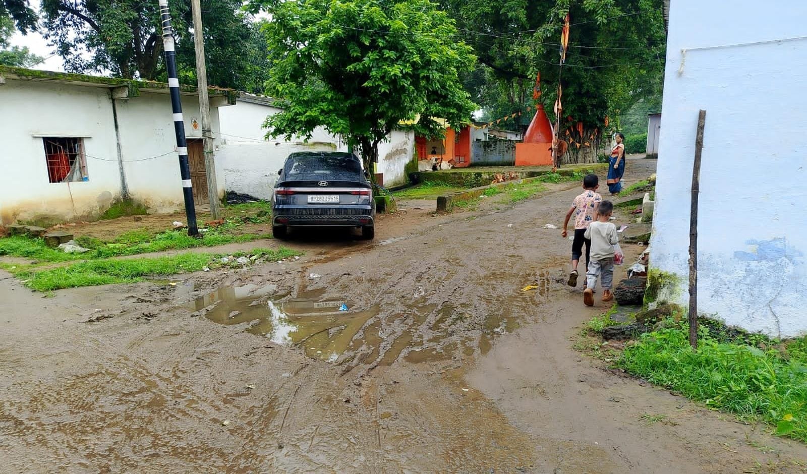 कोल्हिया के परदेसी मोहल्ले में कीचड़ और दलदल से लोग परेशान, पंचायत से सीसी रोड निर्माण की मांग | New India Times