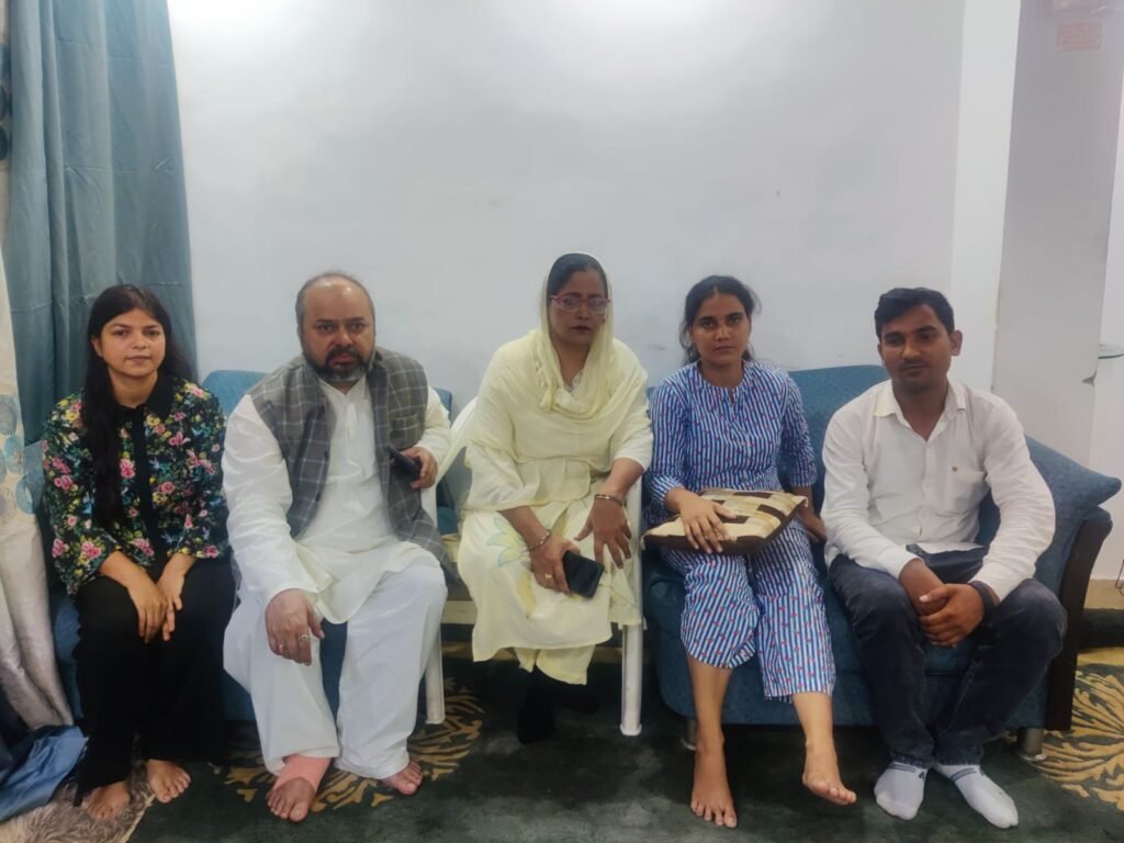 पुलिस वालों द्वारा 4पी.एम. की महिला पत्रकारों के साथ किया अत्याचार निंदनीय: डॉ शेख… 2 पुलिस वालों द्वारा 4पी.एम. की महिला पत्रकारों के साथ किया अत्याचार निंदनीय: डॉ शेख… | New India Times