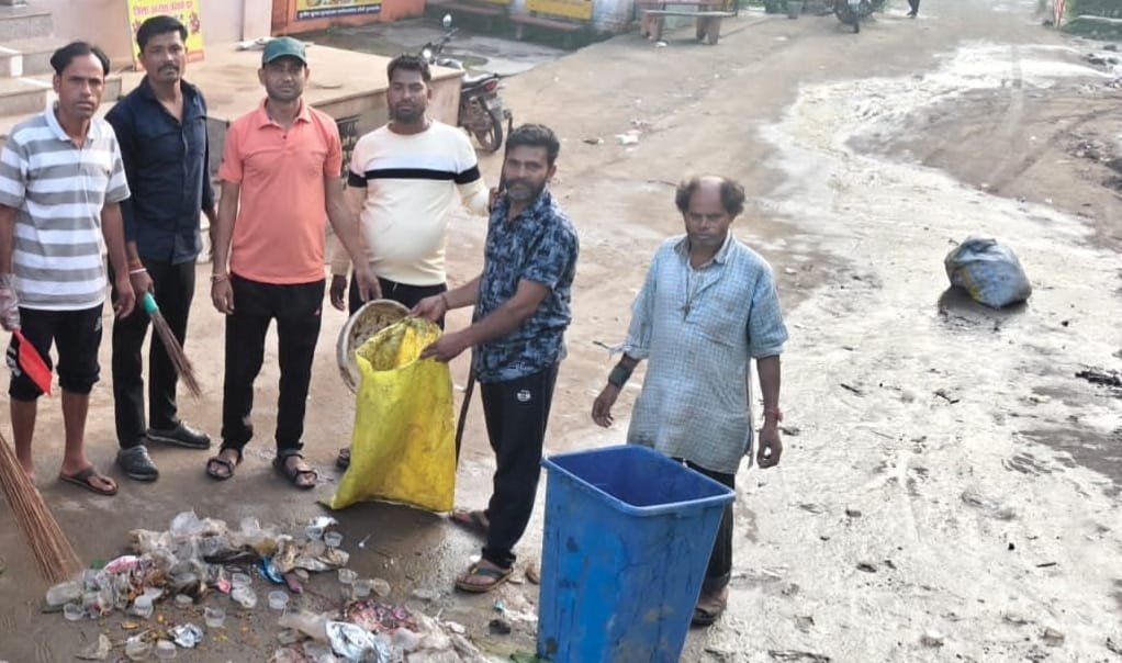 जन्माष्टमी के बाद गौली युवा संगठन ने संभाली कमान, श्री राधा-कृष्ण मंदिर परिसर में चलाया स्वच्छता अभियान 2 जन्माष्टमी के बाद गौली युवा संगठन ने संभाली कमान, श्री राधा-कृष्ण मंदिर परिसर में चलाया स्वच्छता अभियान | New India Times