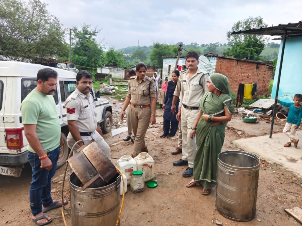 सागर में जहरीली शराब से मौतों के बाद दमोह पुलिस की कार्रवाई तेज, तीन क्षेत्रों में अवैध कच्ची शराब और लहान जब्त 2 सागर में जहरीली शराब से मौतों के बाद दमोह पुलिस की कार्रवाई तेज, तीन क्षेत्रों में अवैध कच्ची शराब और लहान जब्त | New India Times
