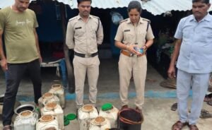 सागर में जहरीली शराब से मौतों के बाद दमोह पुलिस की कार्रवाई तेज, तीन क्षेत्रों में अवैध कच्ची शराब और लहान जब्त