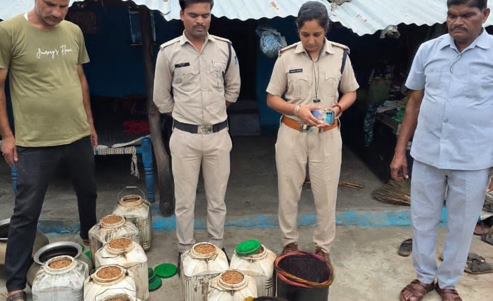 सागर में जहरीली शराब से मौतों के बाद दमोह पुलिस की कार्रवाई तेज, तीन क्षेत्रों में अवैध कच्ची शराब और लहान जब्त 1 सागर में जहरीली शराब से मौतों के बाद दमोह पुलिस की कार्रवाई तेज, तीन क्षेत्रों में अवैध कच्ची शराब और लहान जब्त | New India Times