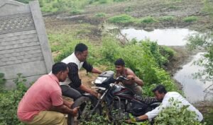 15 फीट गहरे गड्ढे में गिरे बाइक सवार को पत्रकार महासंघ के राष्ट्रीय अध्यक्ष ने बचाया, आधे घंटे की मशक्कत के बाद सुरक्षित निकाला