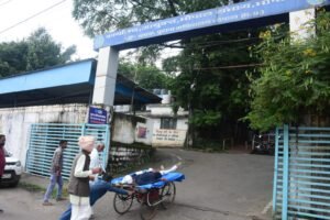 दो माह से न्याय की आस, घायल बेटे को हाथ ठेले पर लेकर भोपाल पहुंचा पिता