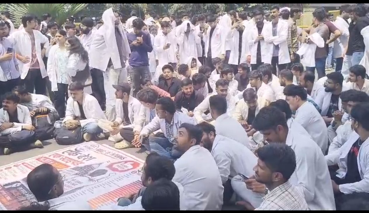GMC इंटर्न डॉक्टरों के स्टाइपेंड पर सरकार से बनी सहमति, ₹21,500 देने का प्रस्ताव; धरना समाप्त होने के आसार 1 GMC इंटर्न डॉक्टरों के स्टाइपेंड पर सरकार से बनी सहमति, ₹21,500 देने का प्रस्ताव; धरना समाप्त होने के आसार | New India Times