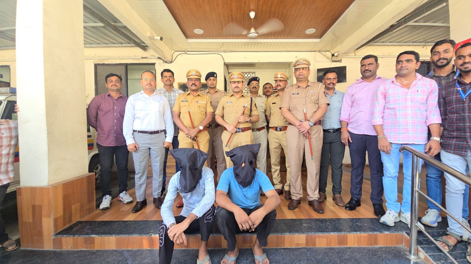 मीरारोड में ज्वेलरी शॉप से 4 करोड़ के सोने के आभूषण चोरी का हुआ खुलासा, राजस्थान से दो आरोपी गिरफ्तार 1 मीरारोड में ज्वेलरी शॉप से 4 करोड़ के सोने के आभूषण चोरी का हुआ खुलासा, राजस्थान से दो आरोपी गिरफ्तार | New India Times