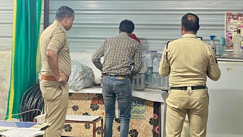 दमुआ पुलिस का अवैध शराब पर शिकंजा: ढाबों पर दबिश देकर 4 प्रकरण दर्ज, ग्रामीण क्षेत्रों में 4 क्विंटल महुआ लाहन नष्ट 2 दमुआ पुलिस का अवैध शराब पर शिकंजा: ढाबों पर दबिश देकर 4 प्रकरण दर्ज, ग्रामीण क्षेत्रों में 4 क्विंटल महुआ लाहन नष्ट | New India Times