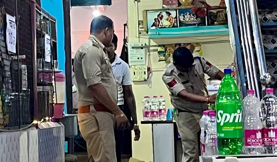 दमुआ पुलिस का अवैध शराब पर शिकंजा: ढाबों पर दबिश देकर 4 प्रकरण दर्ज, ग्रामीण क्षेत्रों में 4 क्विंटल महुआ लाहन नष्ट 1 दमुआ पुलिस का अवैध शराब पर शिकंजा: ढाबों पर दबिश देकर 4 प्रकरण दर्ज, ग्रामीण क्षेत्रों में 4 क्विंटल महुआ लाहन नष्ट | New India Times