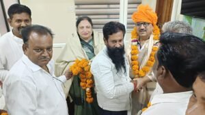 गोगा नवमी पर सफाई मित्रों को मिला त्योहार एडवांस और वेतन, वाल्मीकि समाज ने महापौर का जताया आभार