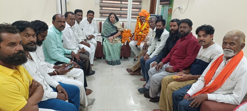 गोगा नवमी पर सफाई मित्रों को मिला त्योहार एडवांस और वेतन, वाल्मीकि समाज ने महापौर का जताया आभार 2 गोगा नवमी पर सफाई मित्रों को मिला त्योहार एडवांस और वेतन, वाल्मीकि समाज ने महापौर का जताया आभार | New India Times