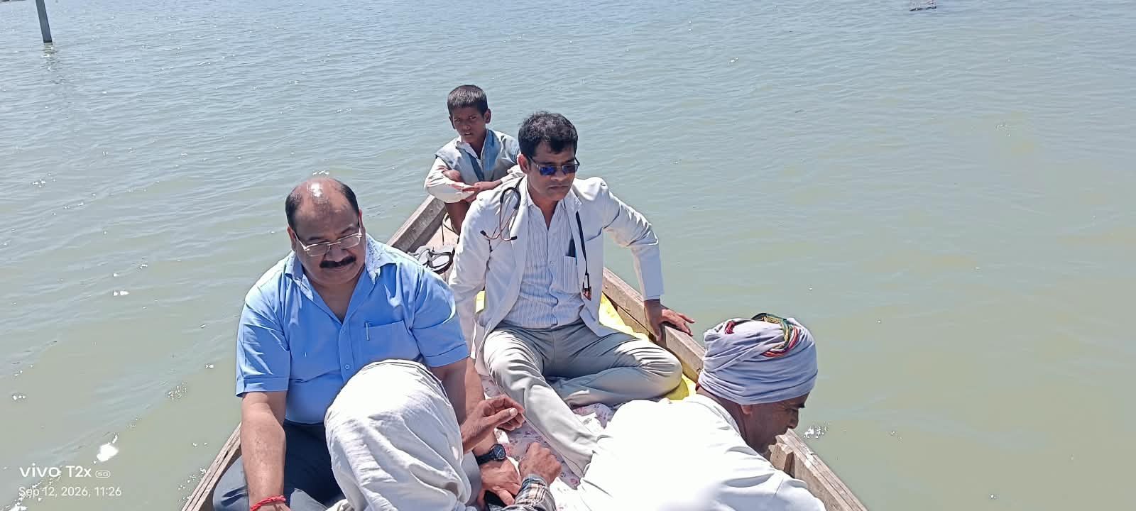 बाढ़ प्रभावित रेहरिया खुर्द में नाव से पहुंचे सीएमओ, स्वास्थ्य सेवाओं का लिया जायजा 1 बाढ़ प्रभावित रेहरिया खुर्द में नाव से पहुंचे सीएमओ, स्वास्थ्य सेवाओं का लिया जायजा | New India Times